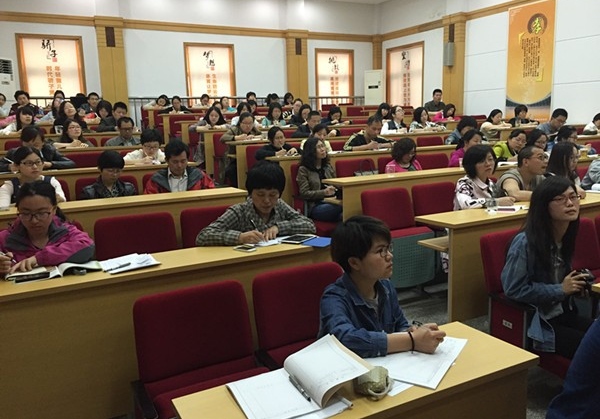 学校体育对培养学生思想品德的价值与途径研究
